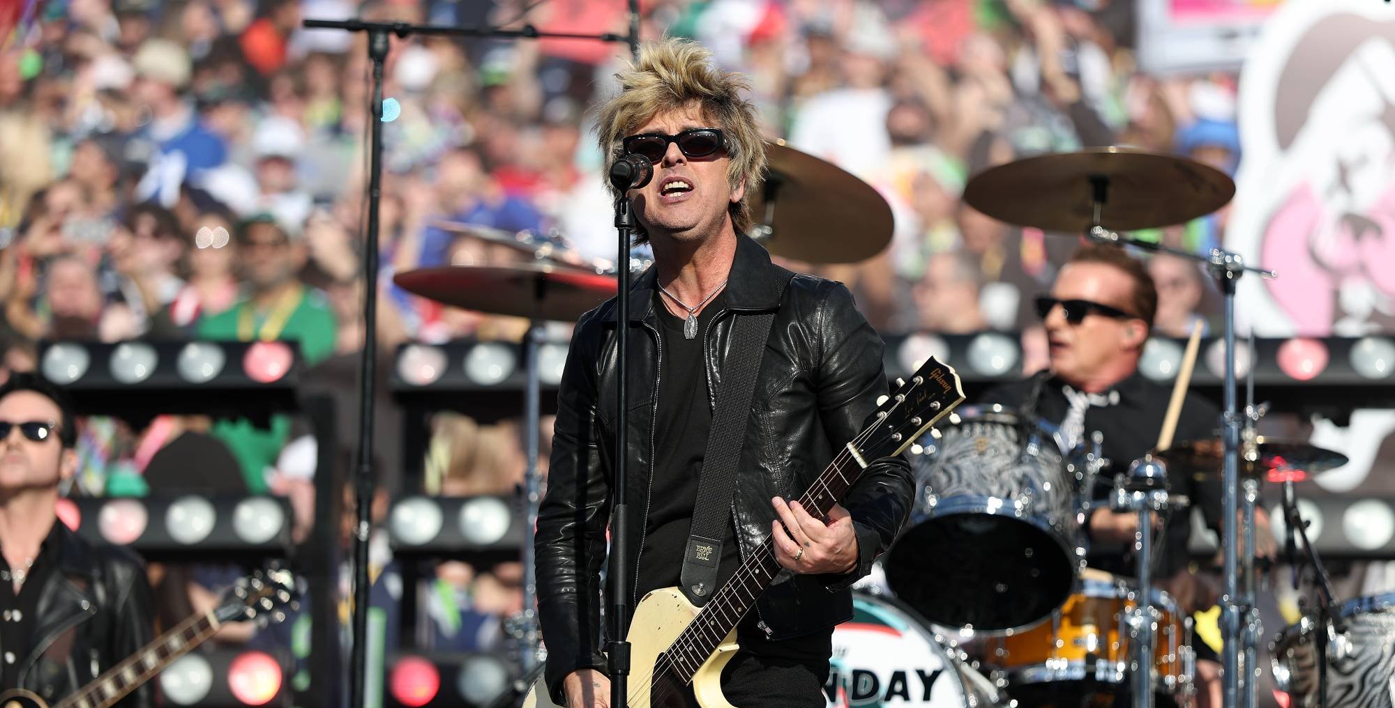 Green Day abre Super Bowl 60 com medley de clássicos