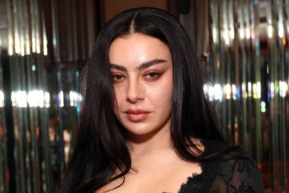 Charli XCX anuncia evento “Conversations” e prepara álbum com sonoridade rock