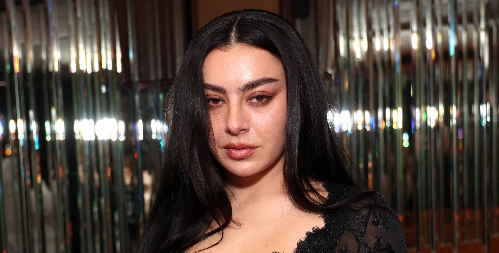Charli XCX anuncia evento “Conversations” e prepara álbum com sonoridade rock