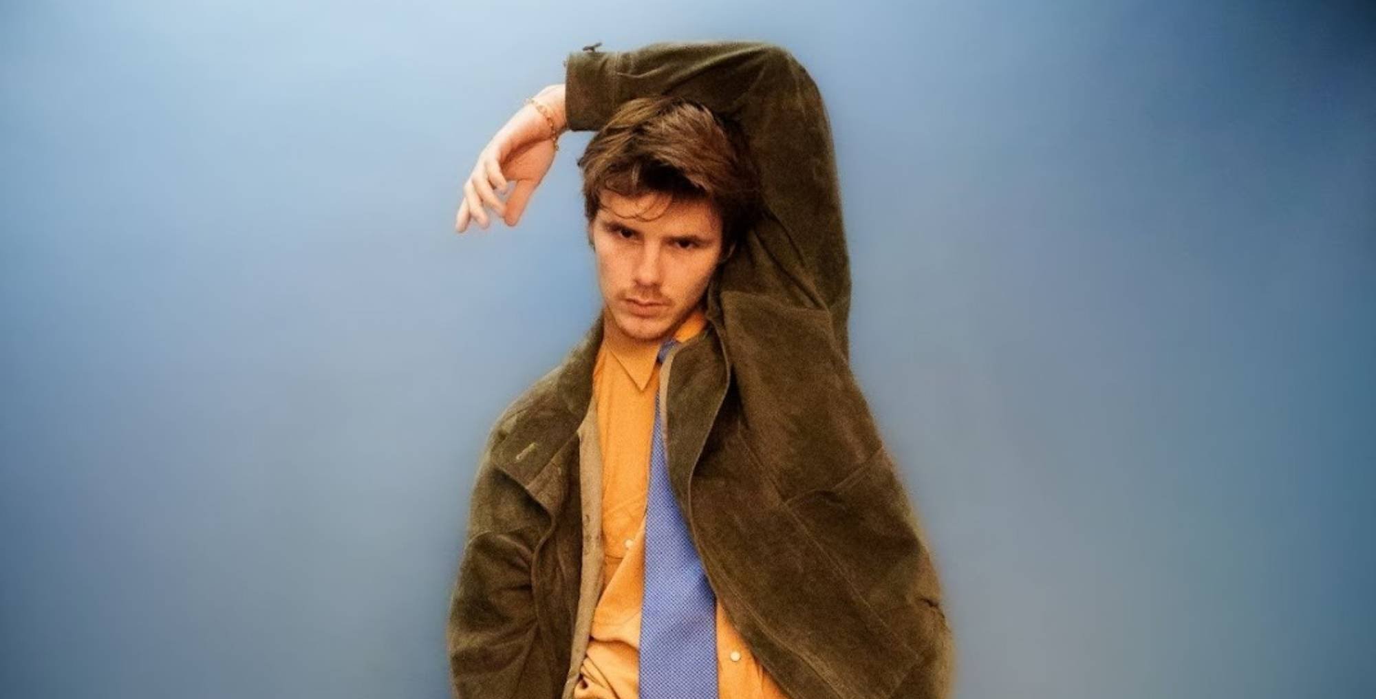 Cruz Beckham lança single “For Your Love” com pegada indie