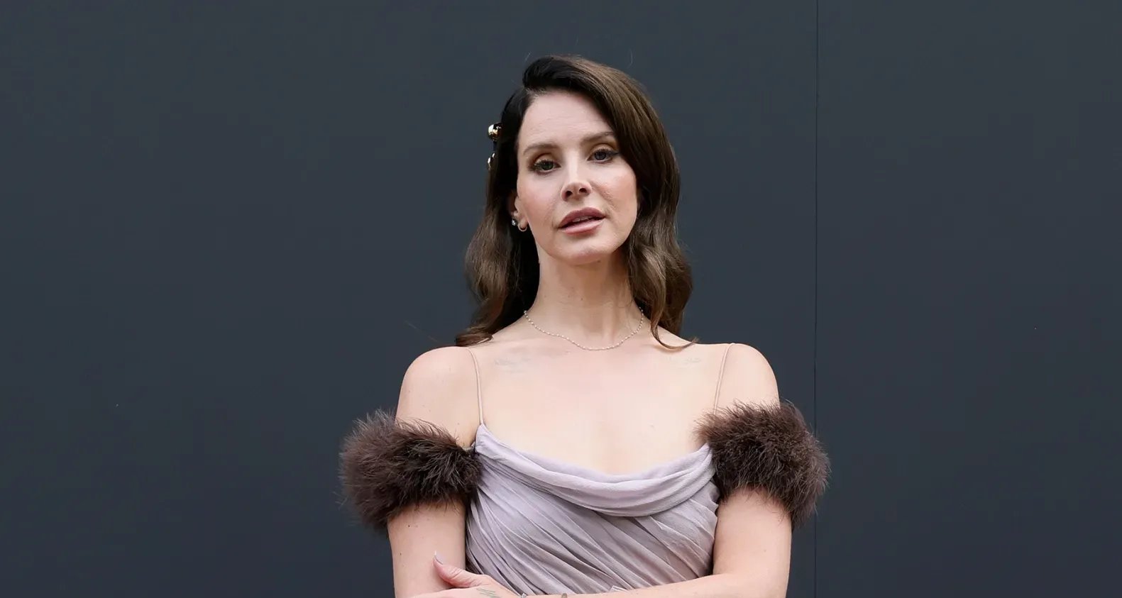Lana Del Rey lança “White Feather Hawk Tail Deer Hunter”