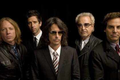 Faixa inédita do Foreigner ganha solo de convidado especial