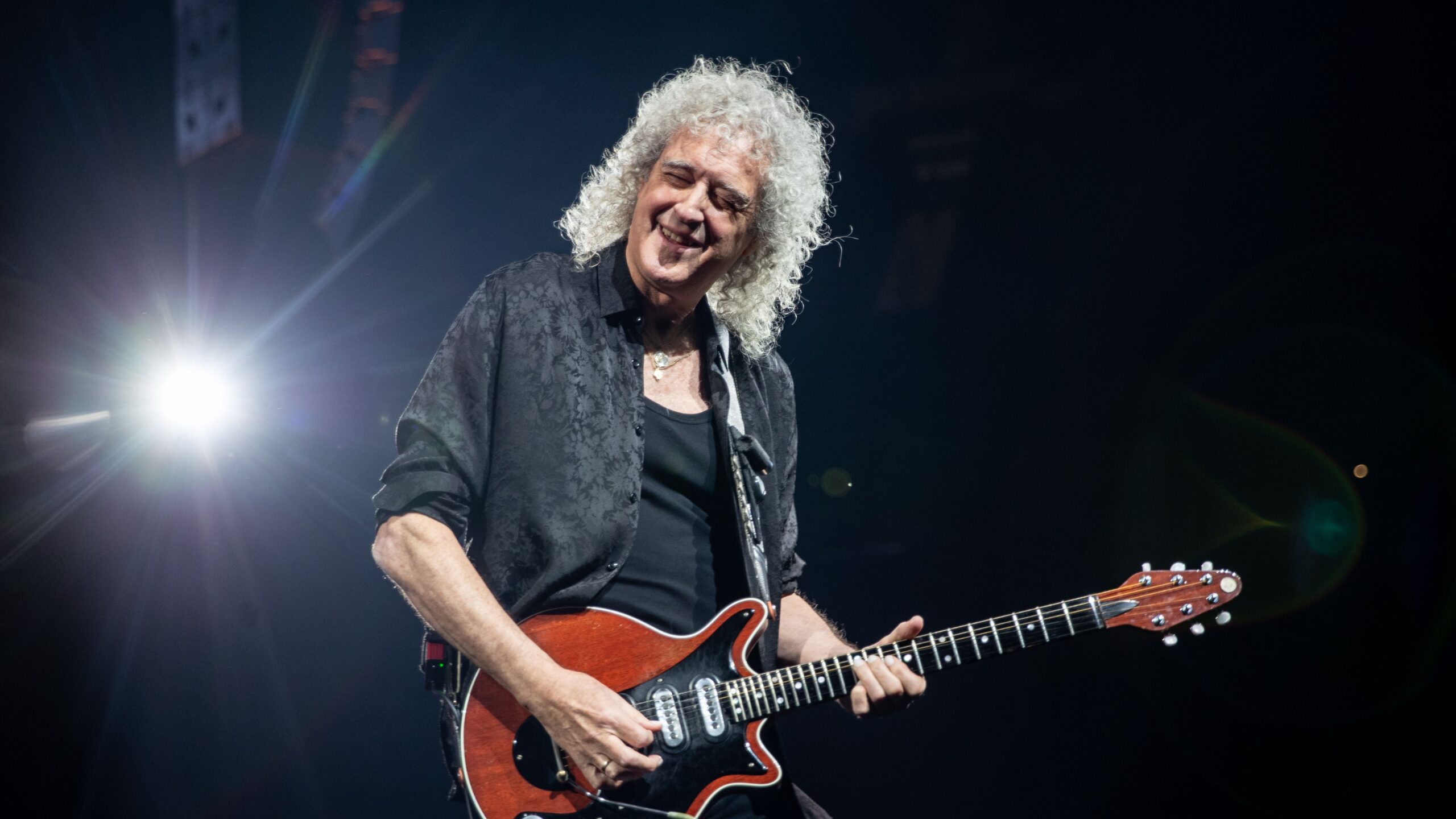 Brian May tocou na versão original de “Atlas” do Guns N’ Roses