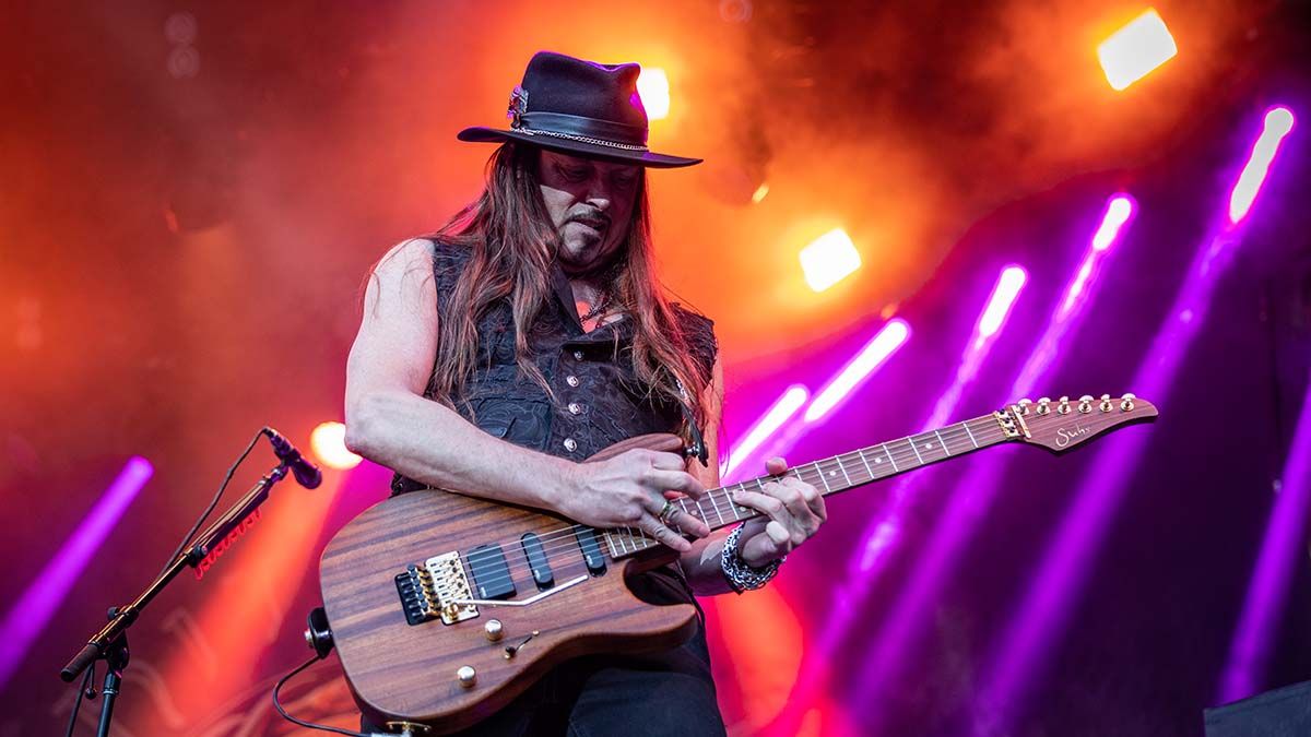 Reb Beach detalha fim do Whitesnake e planos futuros
