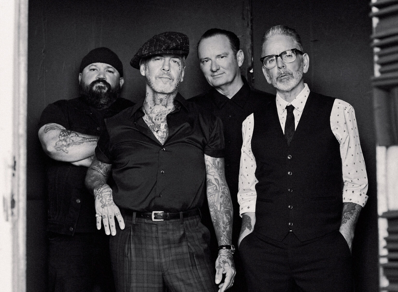 Social distortion usa camisetas e moletons reciclados em turnê europeia