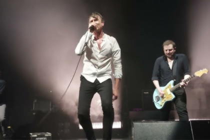 Suede estreia música ‘Tribe’ dedicada aos fãs em Portsmouth