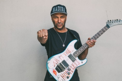 Tom Morello doa guitarras para escola de Los Angeles