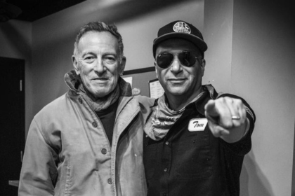Tom Morello adia turnê solo para acompanhar Bruce Springsteen