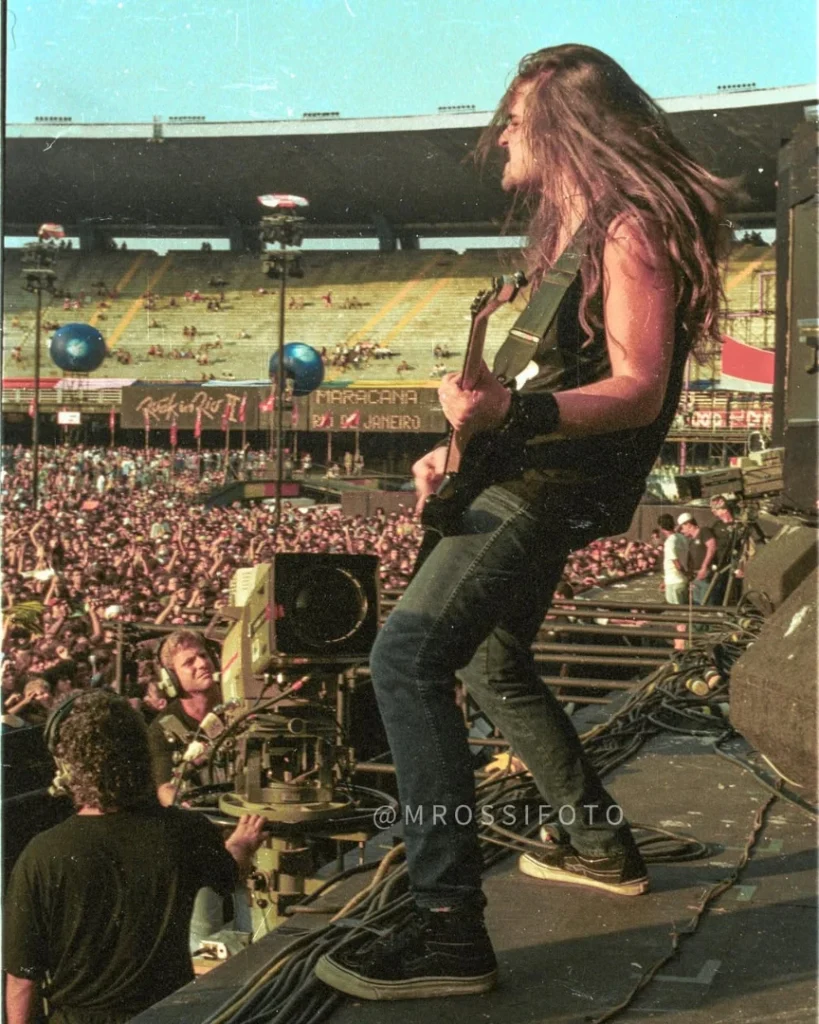 Andreas Kisser performando ao vivo no Rock In Rio, 1991; Créditos: MROSSIFOTO