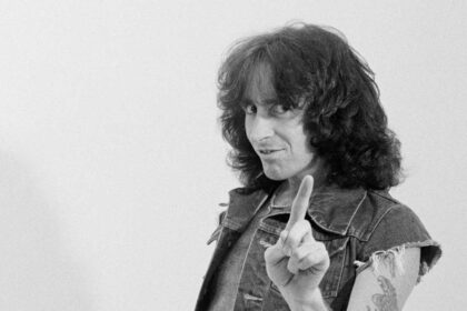 Perth Mint celebra 80 anos de Bon Scott com barras comemorativas de ouro e prata