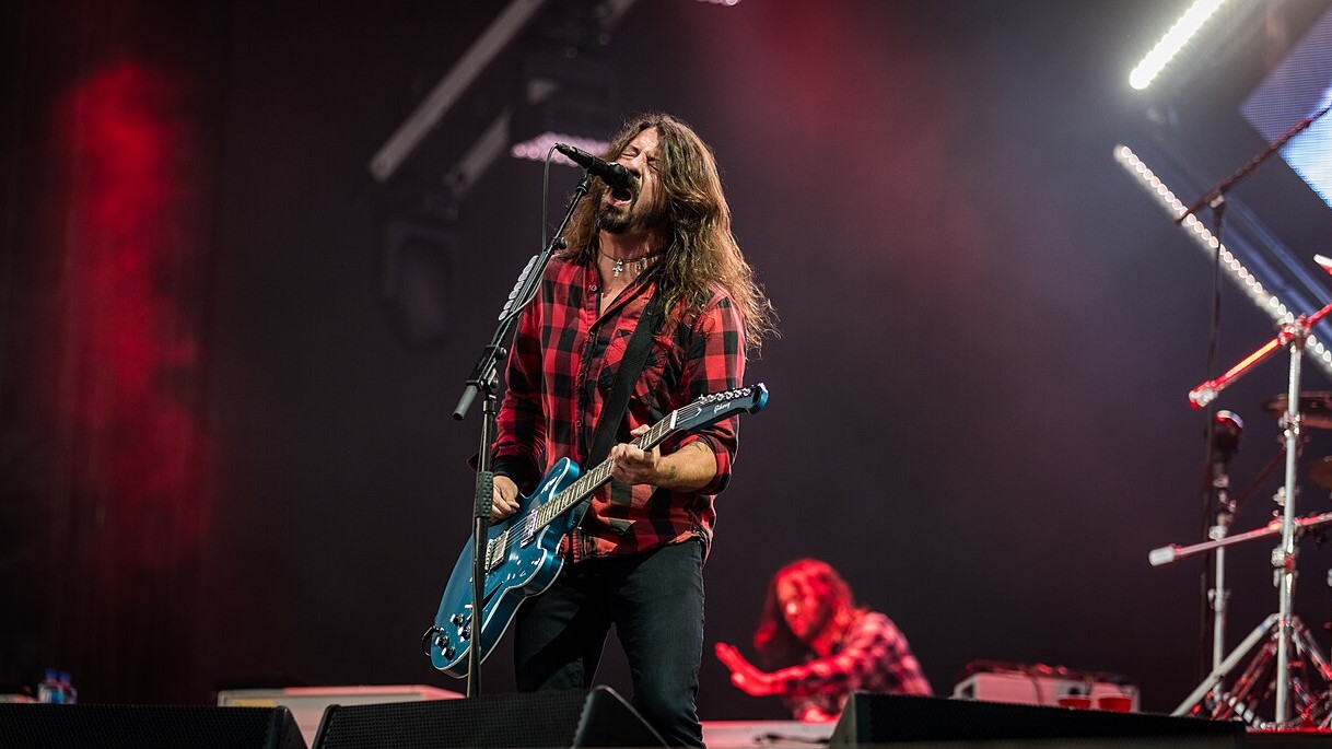 Dave Grohl ainda luta para entender morte de Hawkins