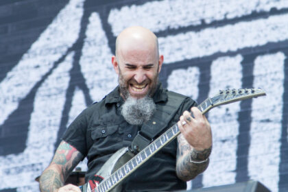 Scott Ian, do Anthrax, discute novo álbum “Cursum perficio” e o single “It’s for the kids”