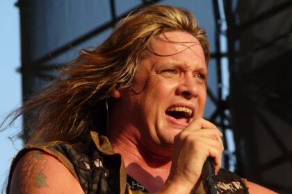 Sebastian Bach testa ‘I Wanna Rock’ com sua banda solo