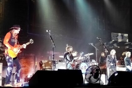 Rich Robinson expõe dinâmica tóxica no Black Crowes