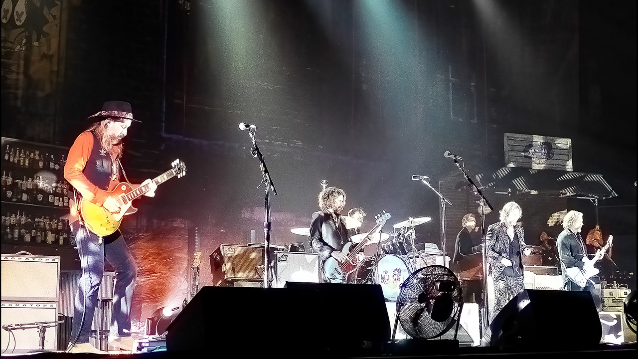 Rich Robinson expõe dinâmica tóxica no Black Crowes