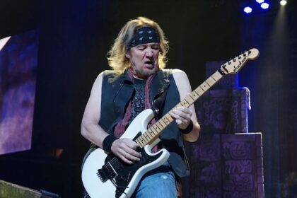 Iron Maiden não planeja aposentadoria, confirma Adrian Smith, mesmo com pausa