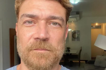 Ator e dublador Clécio Souto é hospitalizado após postagem em rede social