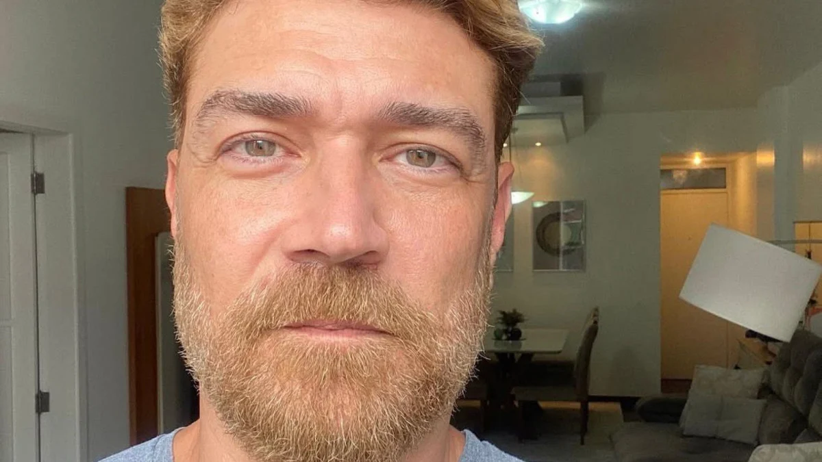 Ator e dublador Clécio Souto é hospitalizado após postagem em rede social