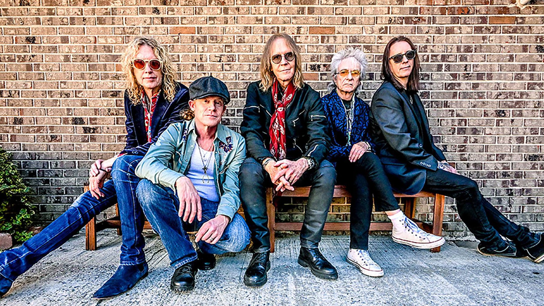 Close Enemies lança álbum de estreia com Tom Hamilton