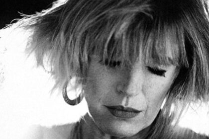 Jarvis Cocker e outros artistas homenageiam Marianne Faithfull em Londres