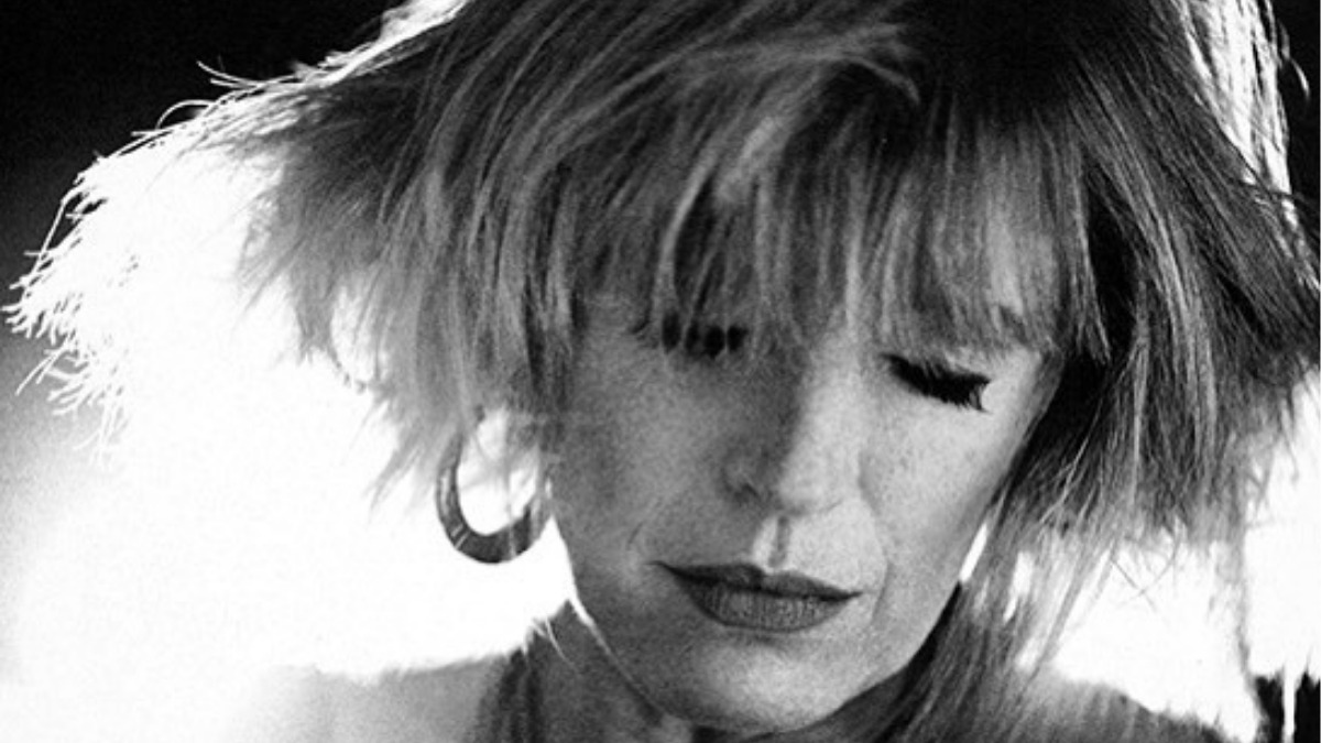 Jarvis Cocker e outros artistas homenageiam Marianne Faithfull em Londres