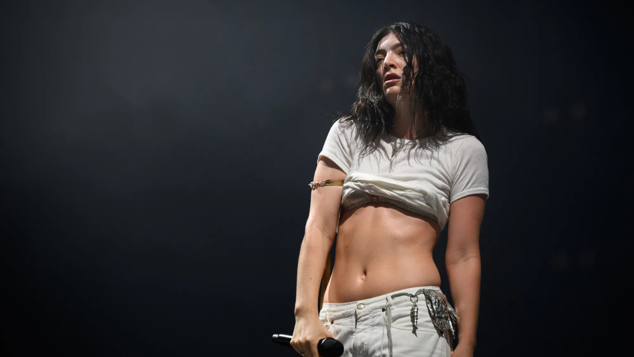 Lorde assume controle da carreira após fim de contrato com a UMG