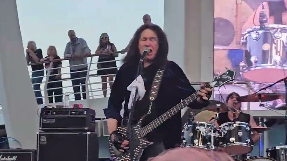 Gene Simmons revisita repertório do KISS em apresentação no Rock Legends Cruise