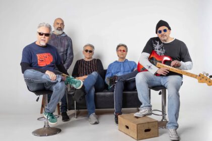 Inimigos do Rei lançam novo single e anuncia retorno aos palcos