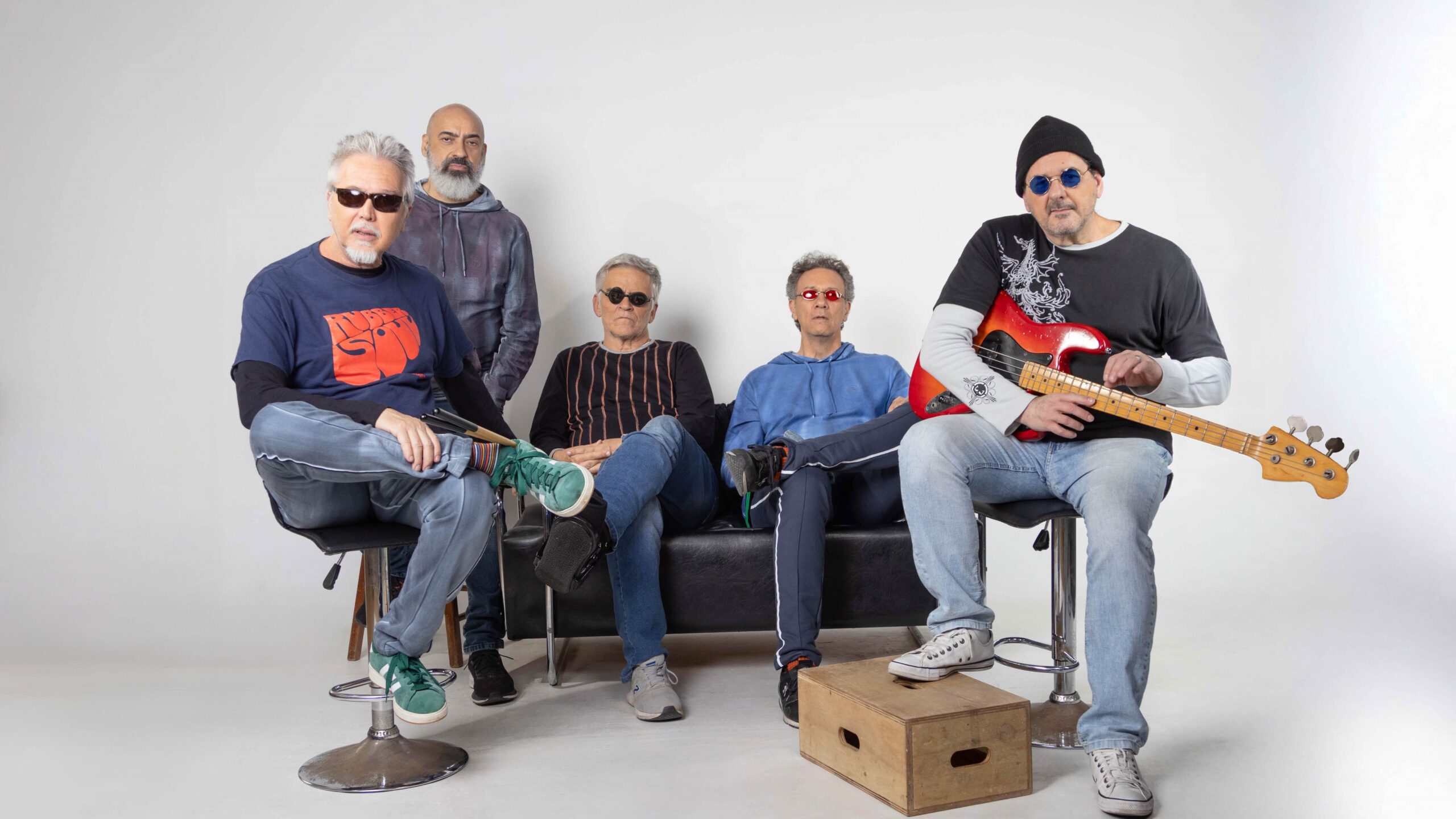 Inimigos do Rei lançam novo single e anuncia retorno aos palcos