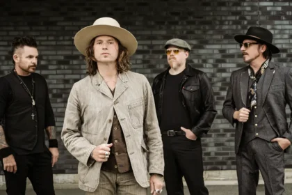 Novo álbum do Rival Sons deve ser cru, diz Jay Buchanan