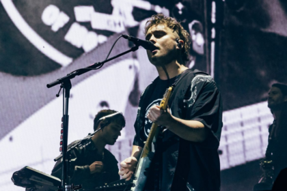 Sam Fender arrecadou 50 mil libras para projetos