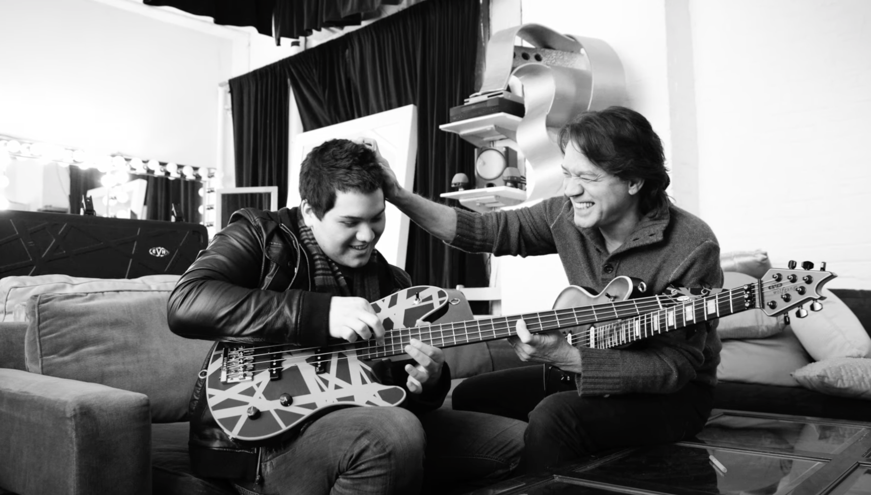 Wolfgang Van Halen fala sobre vínculo com Van Halen e seu pai