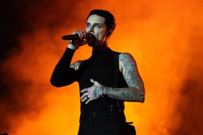 Andy Biersack, Claudio Sanchez e Todd McFarlane debatem ligação entre rock e quadrinhos
