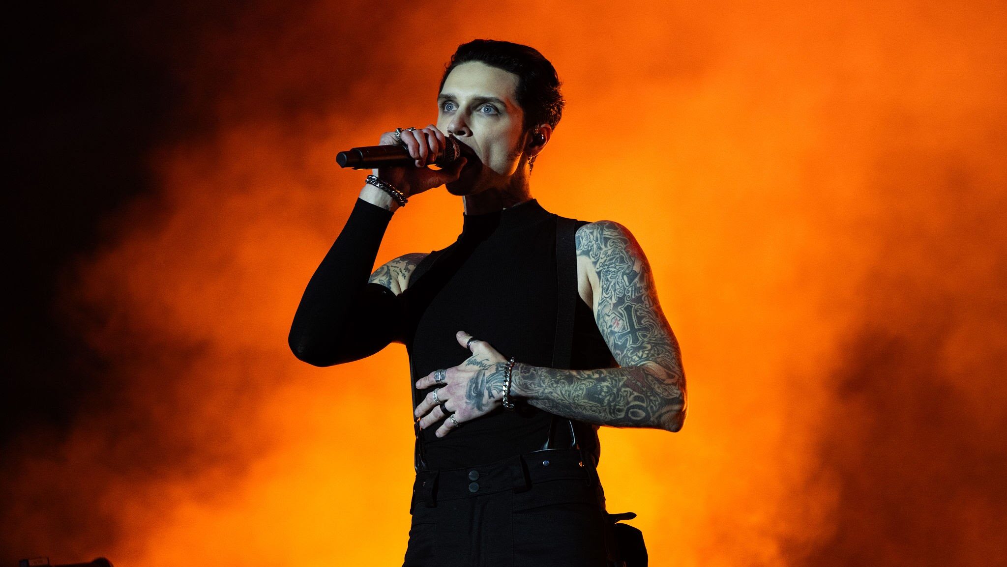 Andy Biersack, Claudio Sanchez e Todd McFarlane debatem ligação entre rock e quadrinhos