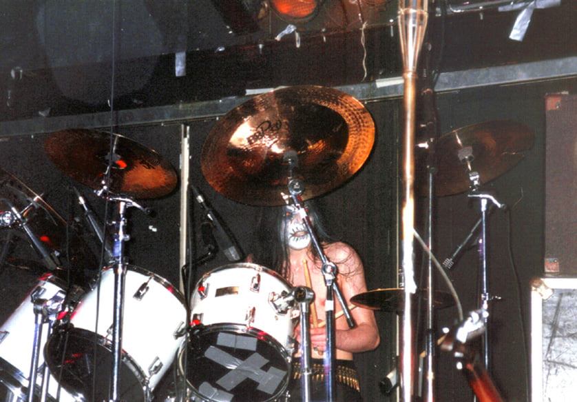 Frost estraçalhando ao vivo na bateria no show em Baroeg, Roterdão, Holanda, 1996; Créditos: Woody (Antiga página do Facebook “Morbid, Mayhem An