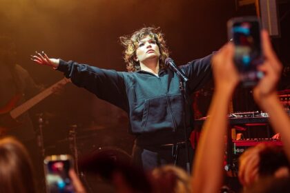 Lola Young detalha recuperação de drogas em curso constante