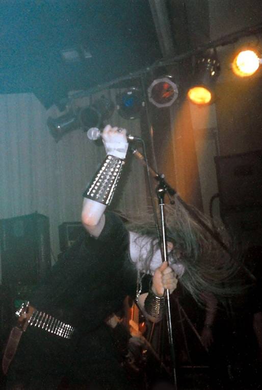 Satyr batendo cabeça ao vivo no show em Ratskeller, Fraureuth, Alemanha, 1996; Créditos: Tomas Zierhold