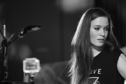 Anika Nilles fala do desafio de tocar como Neil Peart