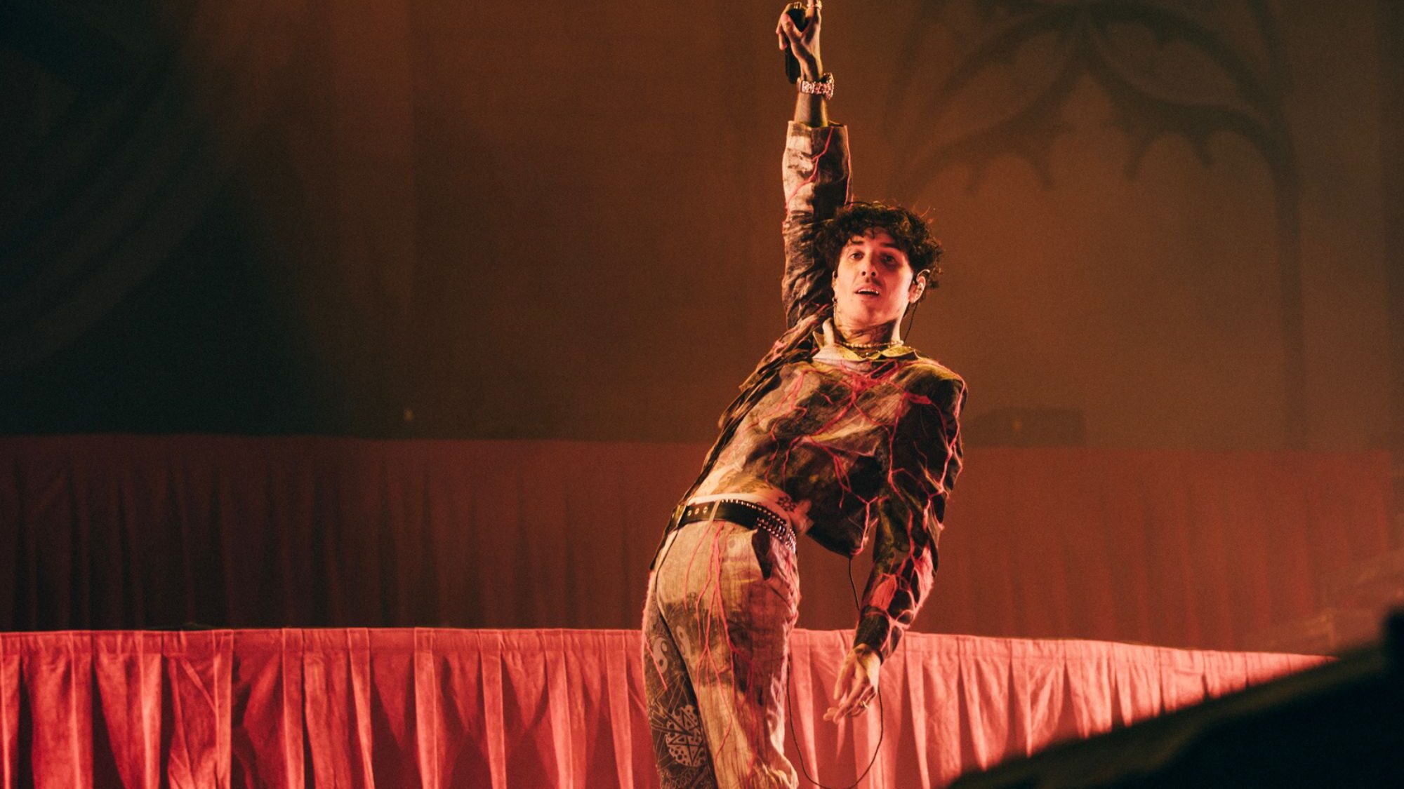 Bring Me The Horizon estreia “Youtopia” e resgata “The House Of Wolves” em turnê