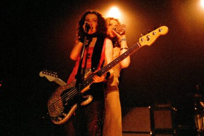 Melissa Auf Der Maur lança livro de fotografias do rock dos anos 90