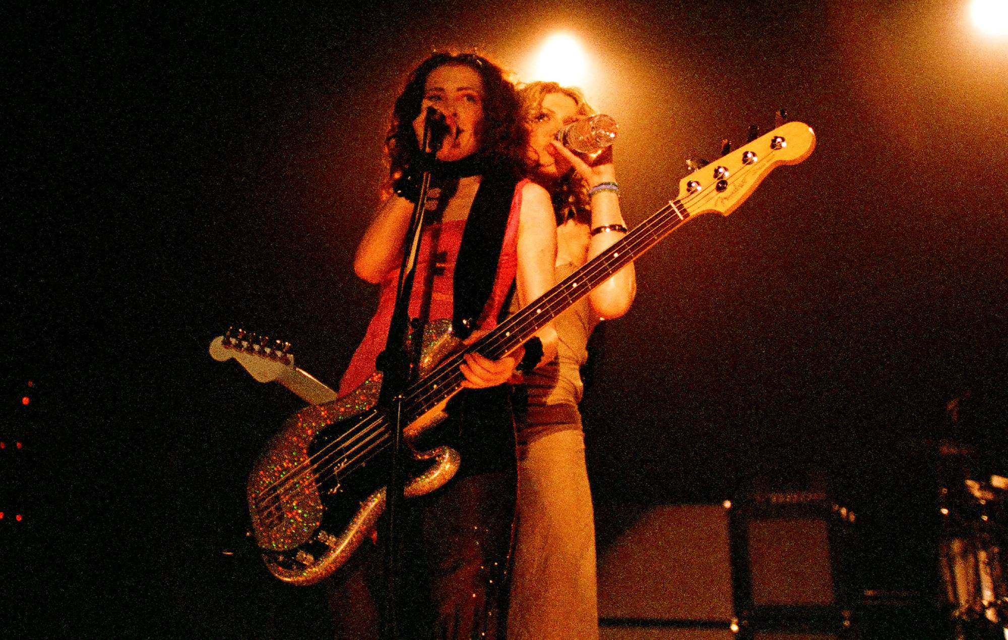 Melissa Auf Der Maur lança livro de fotografias do rock dos anos 90