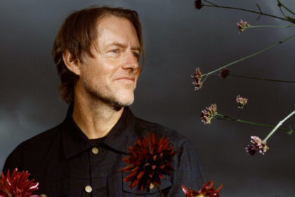Ed O’Brien, do Radiohead, lança novo single “Incantations” e detalha eventos e turnê de “Blue Morpho”