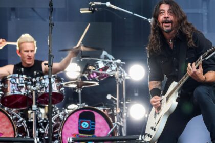 Dave Grohl detalha saída de Josh Freese do Foo Fighters: “Sabemos o que se encaixa melhor para a nossa banda”