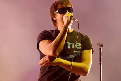 Julian Casablancas, do The Strokes, critica “privilégio branco” de “sionistas americanos”