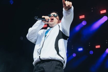Móglaí Bap do Kneecap fala sobre a nova música “Irish Goodbye” e o suicídio da mãe