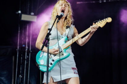 Phoebe Lunny, do Lambrini Girls, relata prisão após denunciar músico por assédio
