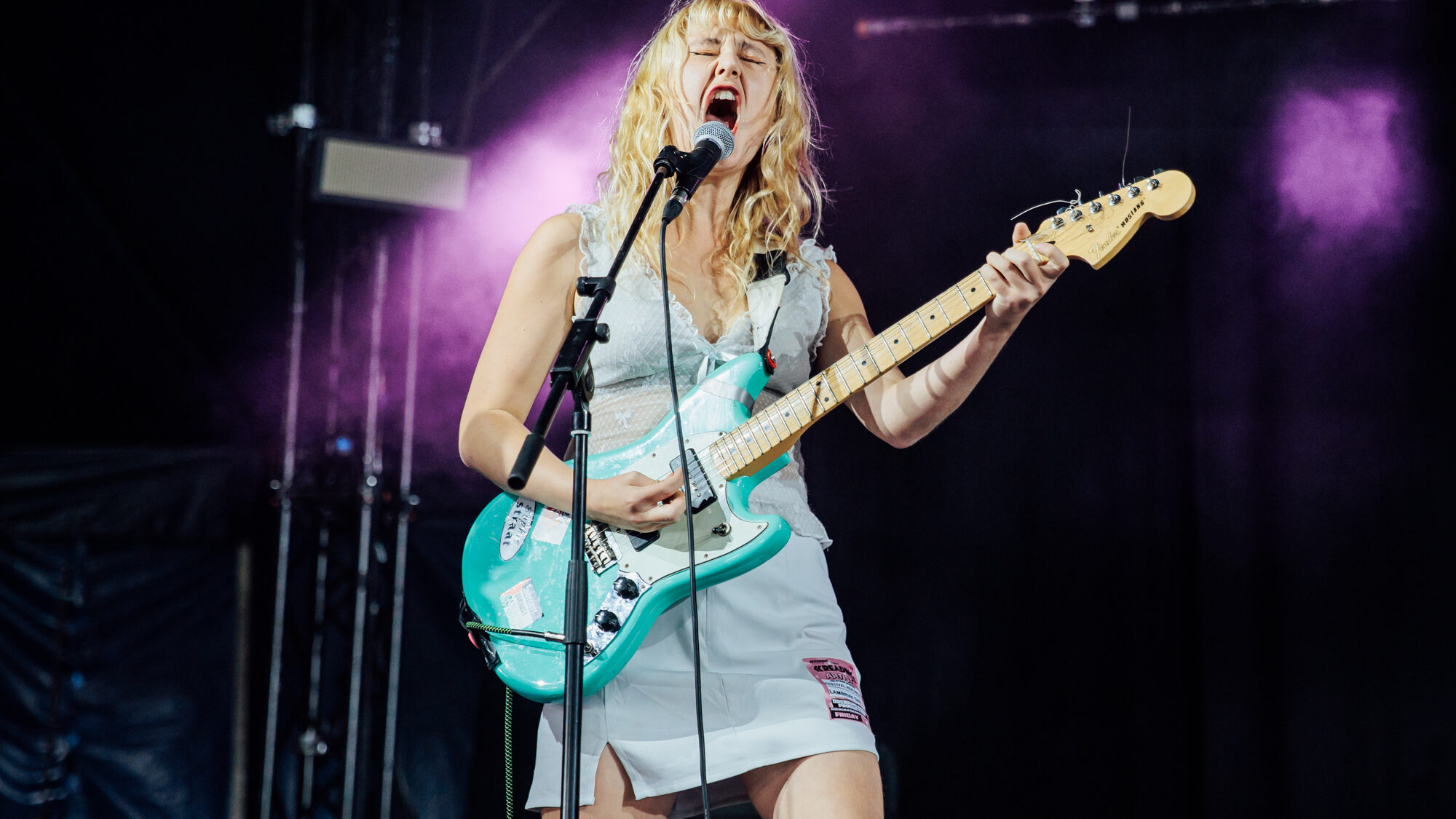 Phoebe Lunny, do Lambrini Girls, relata prisão após denunciar músico por assédio