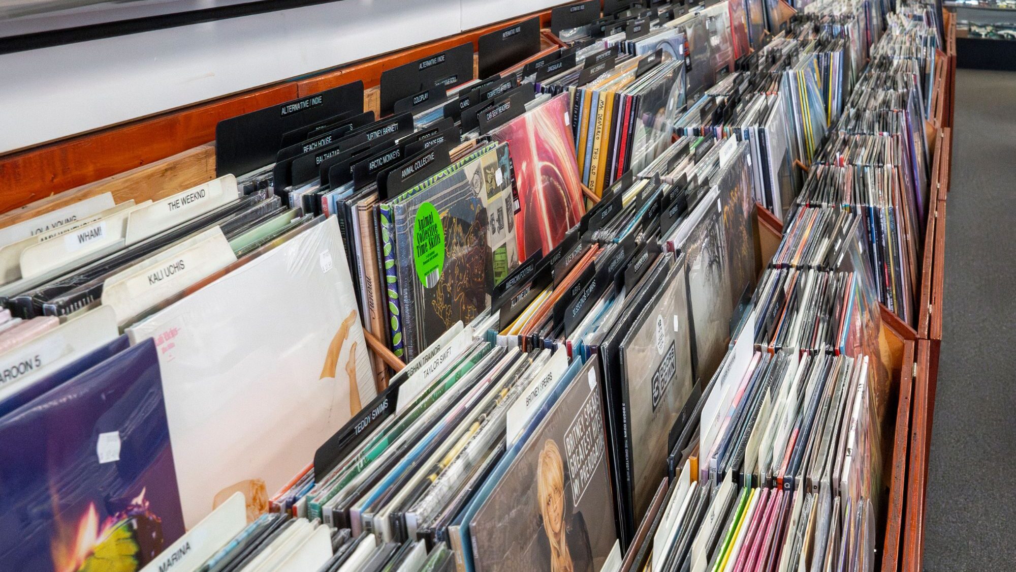 Vinil misterioso com vocais alterados chega a lojas e fãs especulam sobre artista