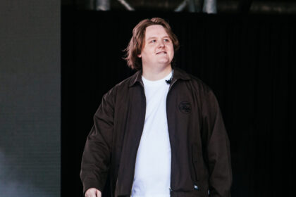 Lewis Capaldi revela estar por trás de vinil misterioso com nova música