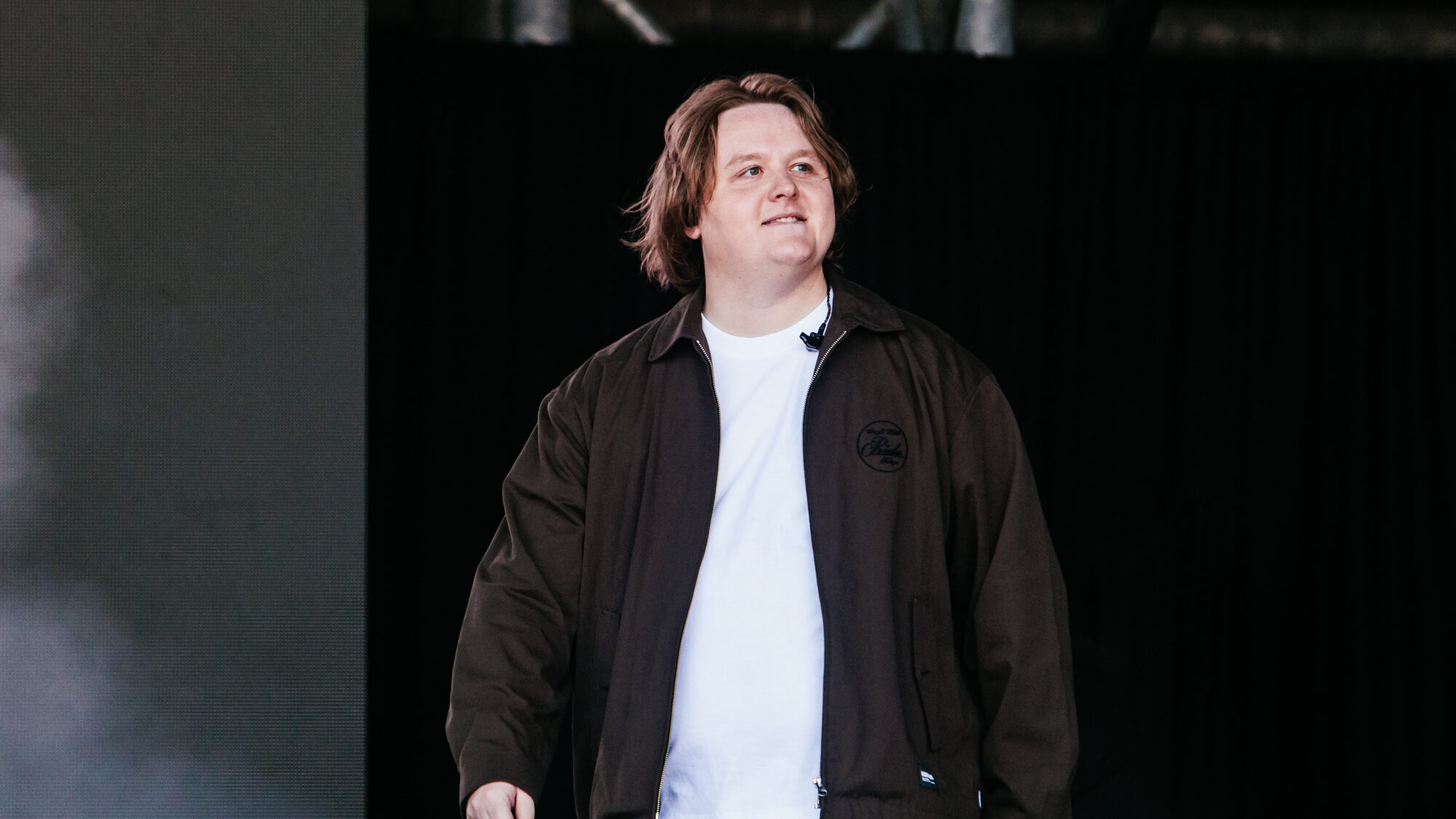 Lewis Capaldi revela estar por trás de vinil misterioso com nova música